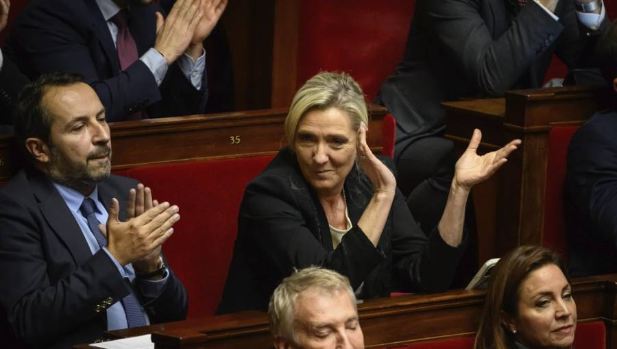 Marine Le Pen au parlement lors du vote de la loi Immigration